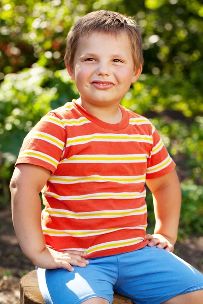 Çizgili gömlekli kendine güvenen çocuk — Stok fotoğraf