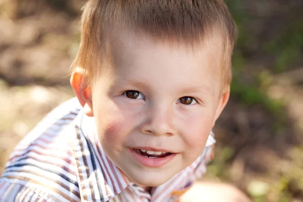 棕色眼睛的孩子的肖像 — 图库照片