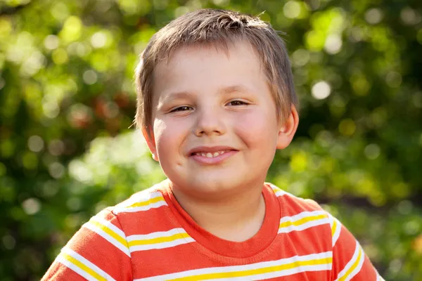 快乐的棕色眼睛的男孩 — 图库照片