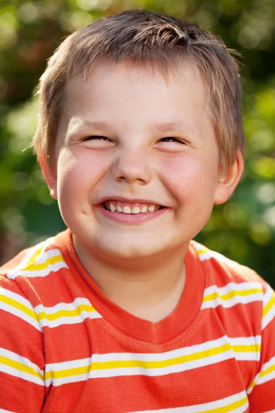 Αγόρι με ένα χαμόγελο στο πρόσωπό του — Φωτογραφία Αρχείου