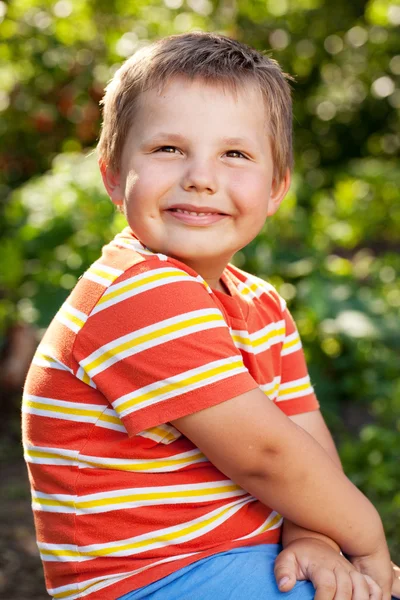 Γκέι αγόρι σε ένα πορτοκαλί πουκάμισο — Φωτογραφία Αρχείου