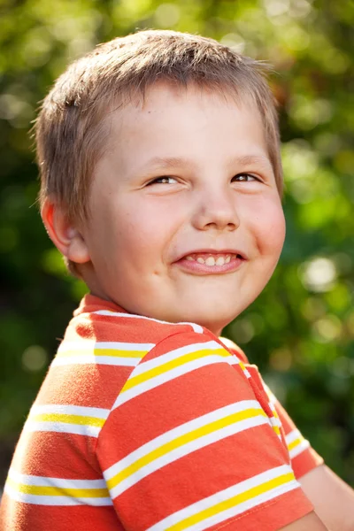 Gay menino com um sorriso no seu rosto — Fotografia de Stock