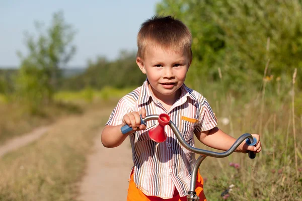 Niño con la bicicleta —  Fotos de Stock