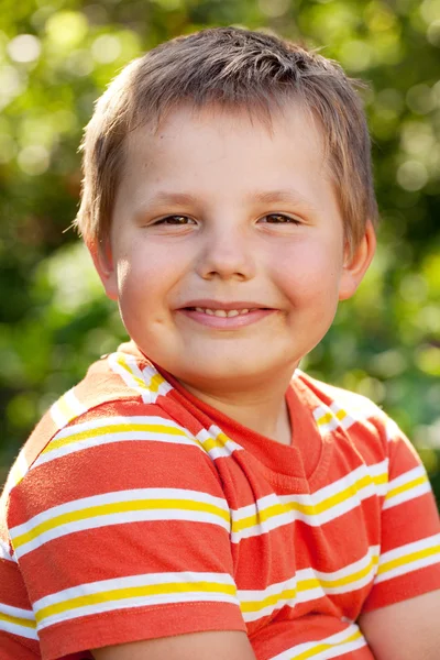 Neşeli kahverengi gözlü çocuk — Stok fotoğraf