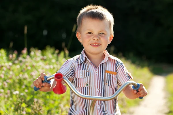 Kleine jongen in de gestreepte shirt — Stockfoto