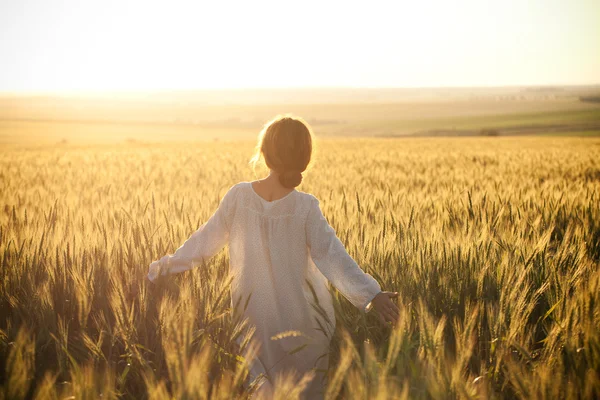 Женщина на пшеничном поле Лицензионные Стоковые Изображения