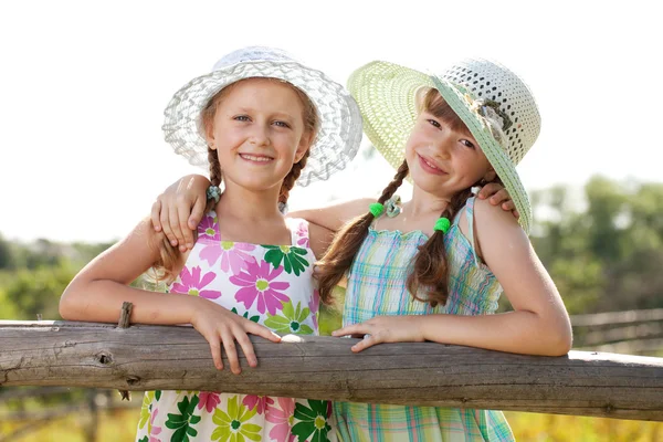 Duas meninas alegres — Fotografia de Stock