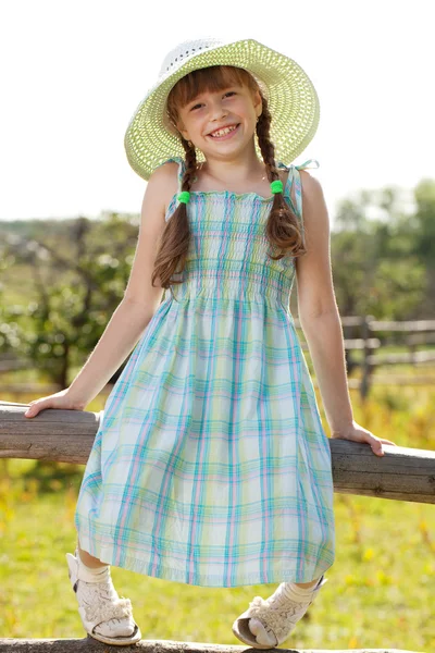 Dziewczyna w sukience i kapeluszu — Zdjęcie stockowe