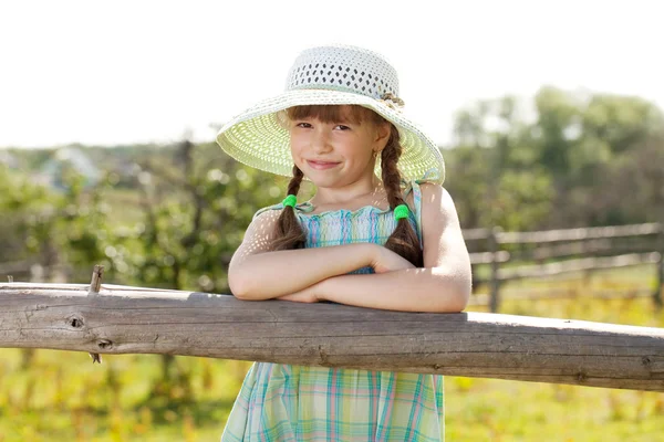 Šťastná dívka v klobouku — Stock fotografie