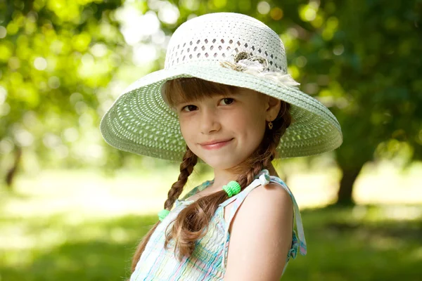 Menina no chapéu e vestido — Fotografia de Stock