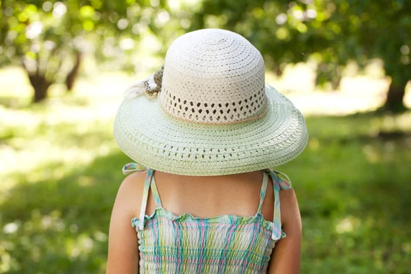 Girl in a wide-brimmed hat — Stock Photo, Image