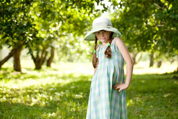 Menina no chapéu e vestido — Fotografia de Stock
