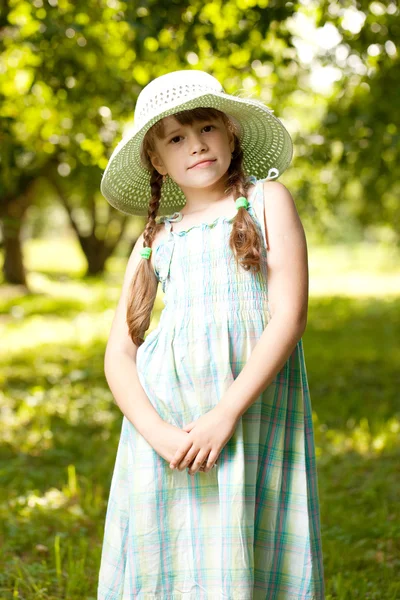 Meisje in de hoed en de jurk — Stockfoto