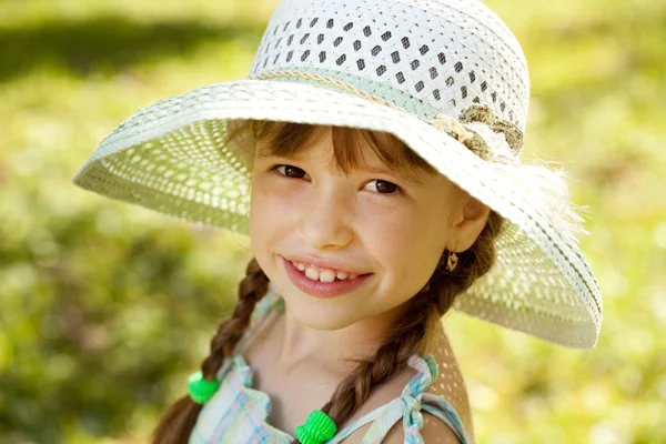 Dívka v klobouku a šaty — Stock fotografie