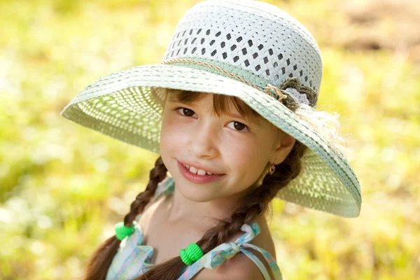 Menina de cabelos escuros em um chapéu e vestido — Fotografia de Stock