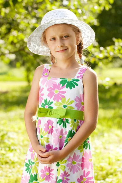Όμορφη ξανθιά κοπέλα σε ένα καπέλο — Φωτογραφία Αρχείου