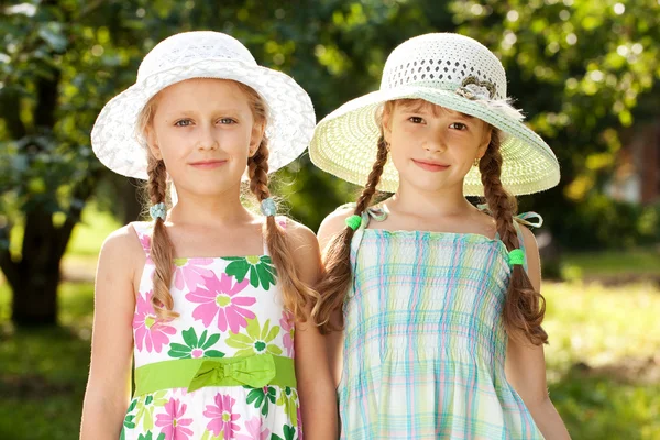 Dwie dziewczyny w kapeluszach wiklinowe — Zdjęcie stockowe