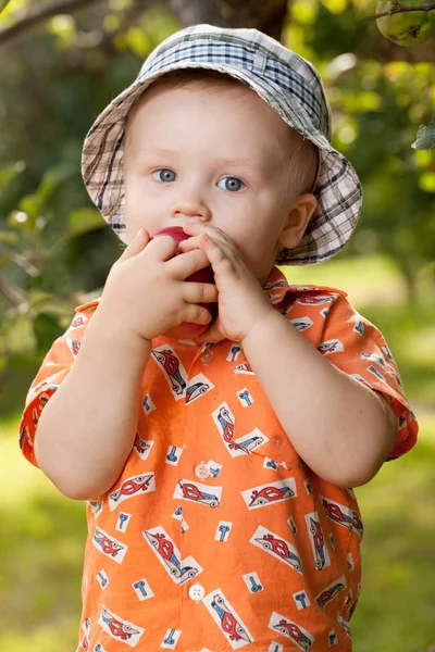 Okouzlující dítě jí lahodný jablečný — Stock fotografie