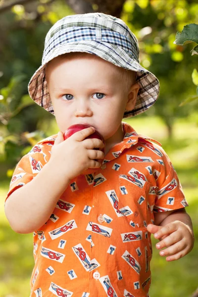 Όμορφο μωρό τρώει ένα κόκκινο μήλο — Φωτογραφία Αρχείου