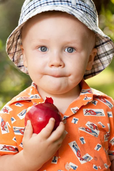 Menino com uma maçã vermelha — Fotografia de Stock