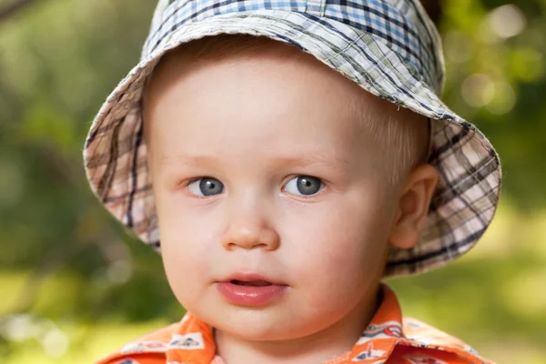 Charmant bébé dans un panama à carreaux — Photo