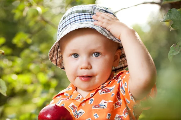 Kid in panama with red apple — Stock Photo, Image