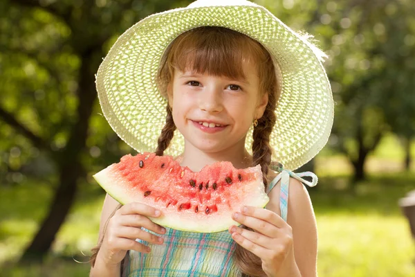 赤いスイカを食べる帽子の少女 — 图库照片