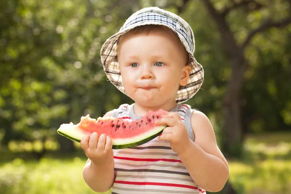 Charmant bébé avec une grosse tranche de pastèque — Photo