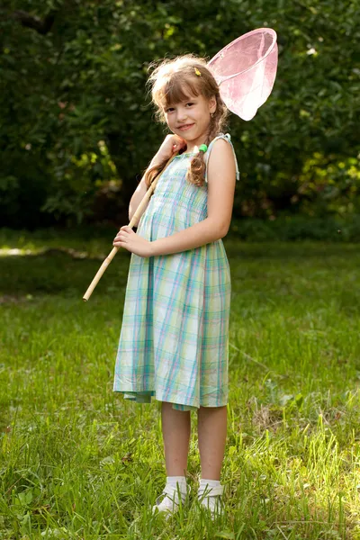 Αστείο, μελαχρινός κορίτσι με μια καθαρή πεταλούδα — Φωτογραφία Αρχείου