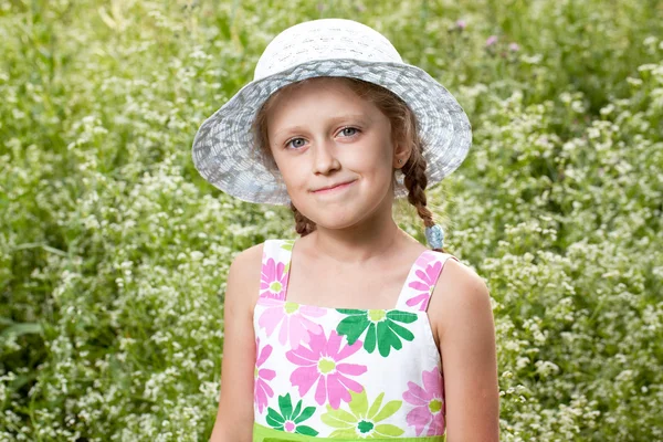 Menina loira encantadora no chapéu — Fotografia de Stock