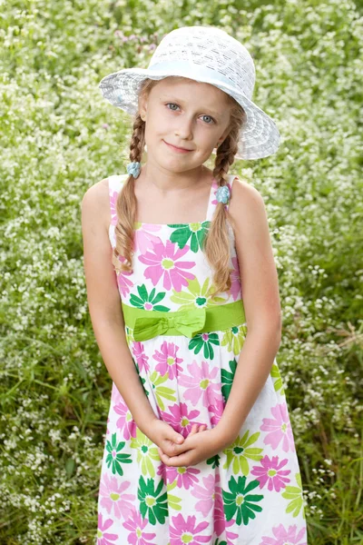 Dziewczyna z warkoczykami w kapeluszu — Zdjęcie stockowe
