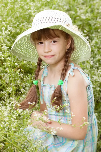 Mooi meisje in een hoed met vlechten — Stockfoto