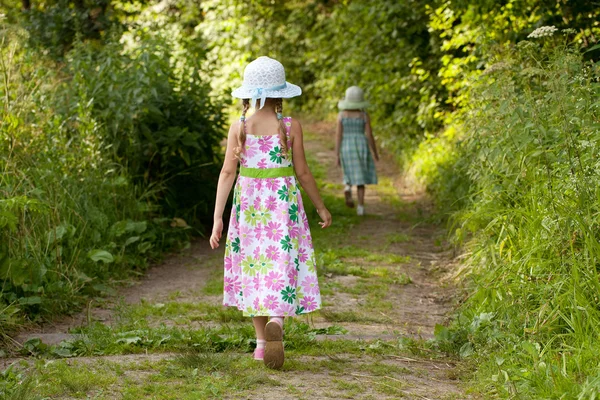 Due ragazze sono sul sentiero nella foresta — Foto Stock