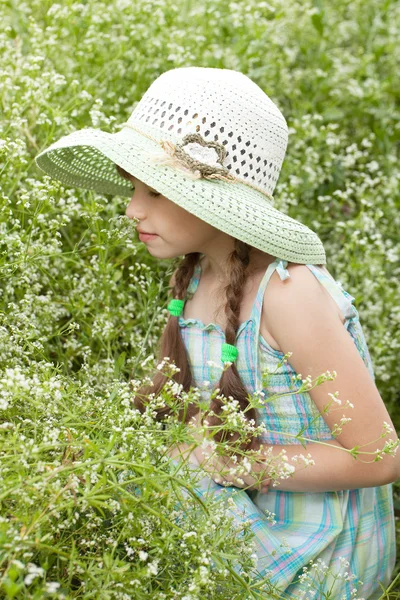 Menina de chapéu branco — Fotografia de Stock