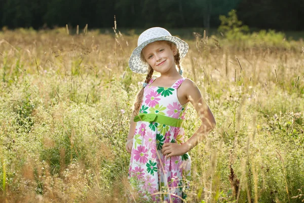 Krásná holčička v letní klobouk — Stock fotografie