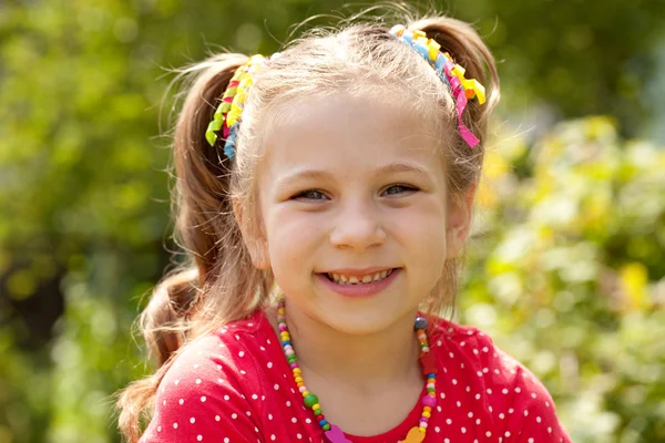 Kleines Mädchen mit einem großen Lächeln — Stockfoto