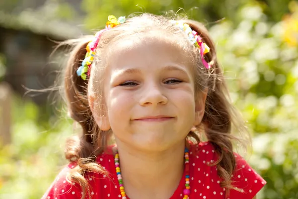 Mädchen mit einem breiten Lächeln — Stockfoto