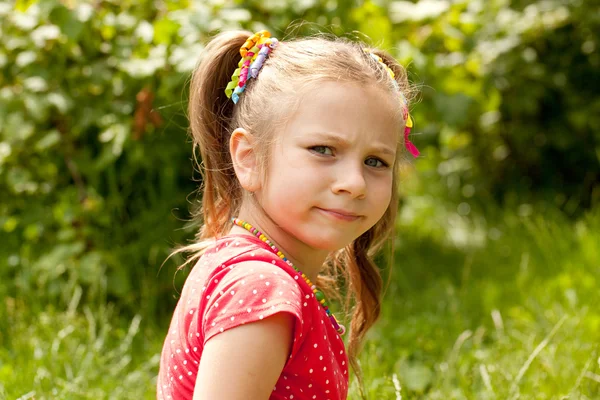 Klein meisje in een rode blouse — Stockfoto