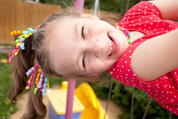 Frisky menina joga no parque infantil — Fotografia de Stock