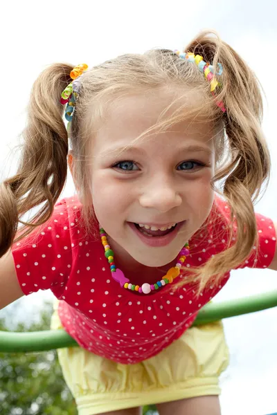 Menina brincalhão joga no parque infantil — Fotografia de Stock