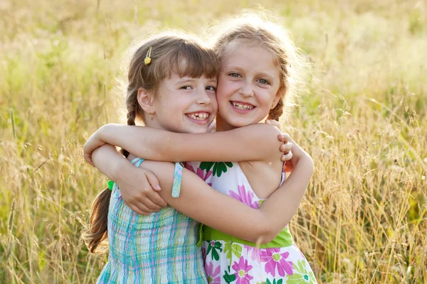 Zwei charmante fröhliche Mädchen — Stockfoto