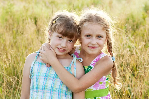 Dois menina muito engraçada com tranças — Fotografia de Stock