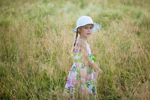 Mädchen im Sommerkleid — Stockfoto