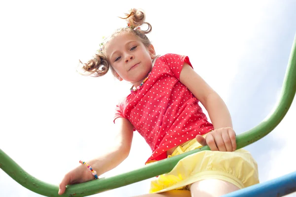 Hravá holka hraje na hřišti — Stock fotografie