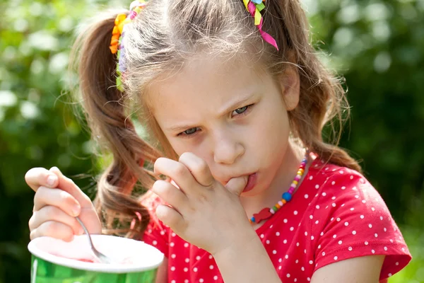 Girl with an appetite for eating ice cream — Stock Photo, Image