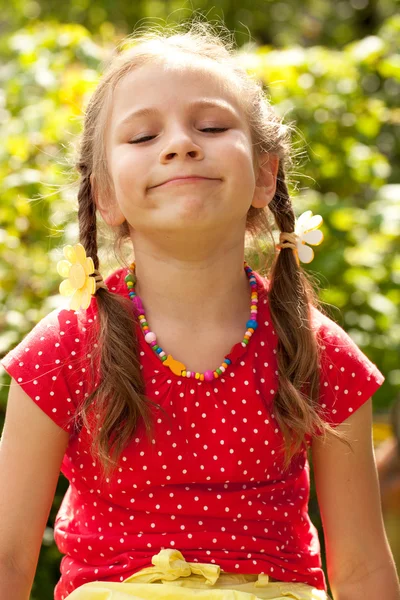 Porträtt av en leende liten flicka — Stockfoto