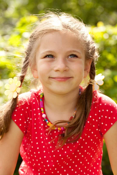 一个微笑的女孩的画像 — 图库照片