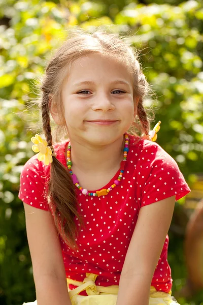 Portret van een lachend klein meisje — Stockfoto