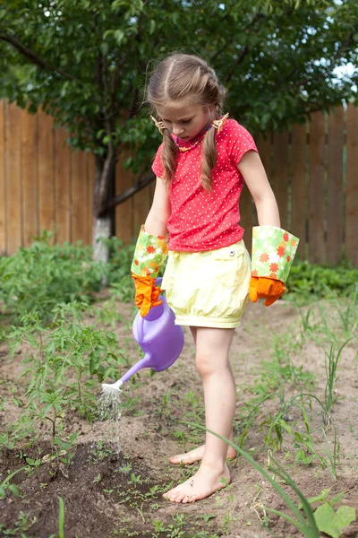 Petite fille en gants de jardin — Photo