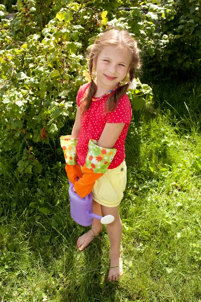 水まき缶を保持している小さな女の子 — ストック写真